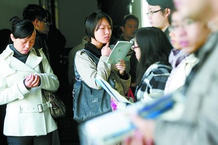12月5日,在2011年度中央機關及其直屬機構招錄公務員考試浙江大學西溪校區考點,考生在考試前進行最后的復習。 12月5日,在2011年度中央機關及其直屬機構招錄公務員考試浙江大學西溪校區考點,考生在考試前進行最后的復習。