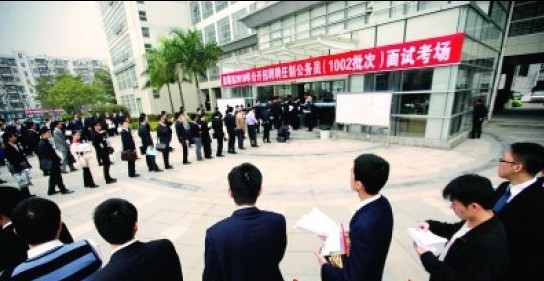 圖為排隊進場的考生。南方日報記者魯力攝 圖為排隊進場的考生。南方日報記者魯力攝