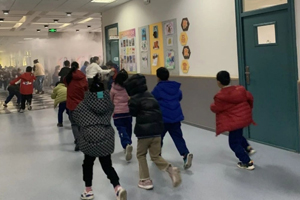 三河市燕橋學校小學開展火災逃生演習活動——時刻謹記逃生之路