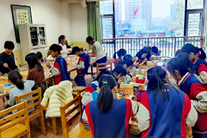 三河市燕橋學校美術社團開展尤克里里手繪課！