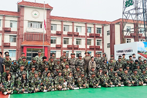 北京市實(shí)驗(yàn)外國(guó)語(yǔ)學(xué)校開(kāi)展軍訓(xùn)活動(dòng)：閉營(yíng)號(hào)角，吹響青春最響亮的誓言